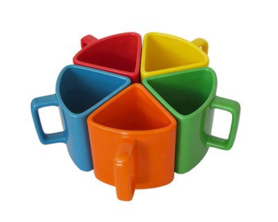 Барвиста трикутна керамічна чашка